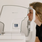 Elias Assum Sabbag Junior explica como adotar cuidados com a saúde ocular no mundo digital e proteger os olhos do excesso de telas.