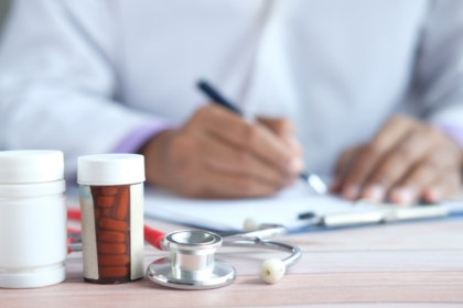 Resolução atualiza regras para prescrição de medicamentos por enfermeiros e redefine práticas na saúde