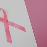 Autoexame das mamas substitui a mamografia? Vinicius Tadeu Sattin Rodrigues explica o papel de cada cuidado na prevenção e no diagnóstico precoce.