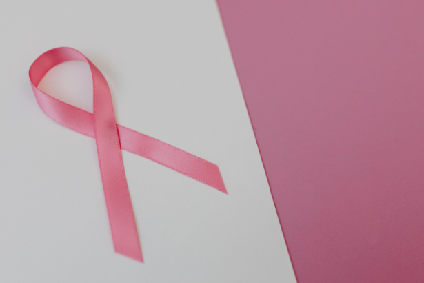 Autoexame das mamas substitui a mamografia? Vinicius Tadeu Sattin Rodrigues explica o papel de cada cuidado na prevenção e no diagnóstico precoce.