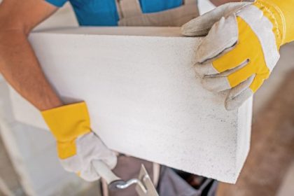 Descubra como a estrutura e a sustentabilidade tornam os blocos de concreto altamente eficientes, segundo a análise de Valderci Malagosini Machado.